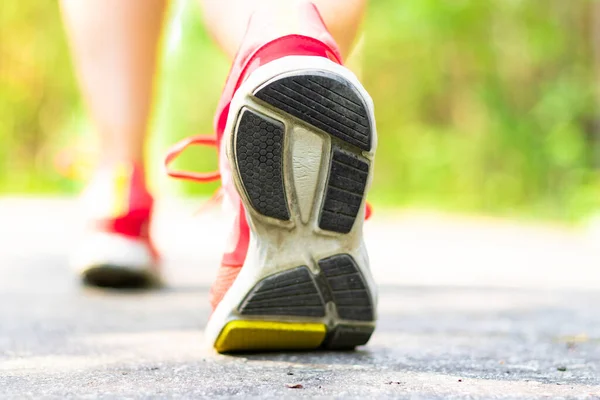 Kvinnors Ben Klarröda Sneakers Medan Joggar Parken Vägen Solig Sommardag — Stockfoto