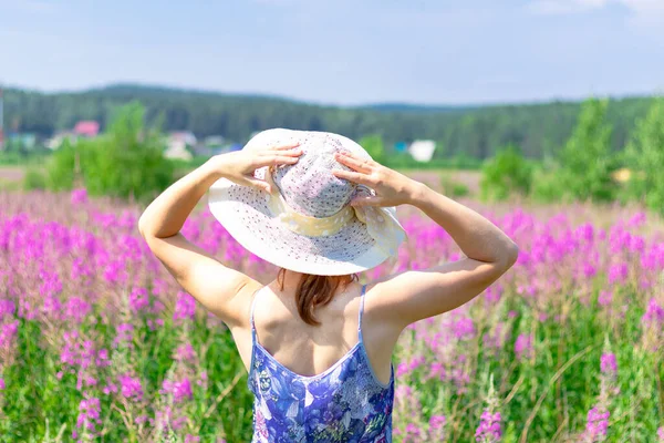 Молодая Женщина Поле Цветов Соломенной Шляпе Фоне Зеленого Леса Голубого — стоковое фото