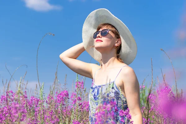 모자를 선글라스를 아름다운 여름날푸른 하늘을 배경으로 들판의 있습니다 선택적 집중입니다 — 스톡 사진
