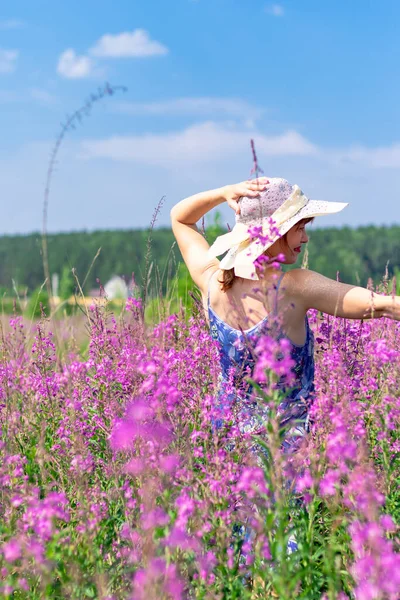 Молодая Женщина Поле Цветов Соломенной Шляпе Фоне Зеленого Леса Голубого — стоковое фото