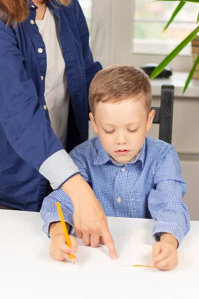 Netter Siebenjähriger Junge Der Während Einer Pandemie Mit Mama Hause — Stockfoto