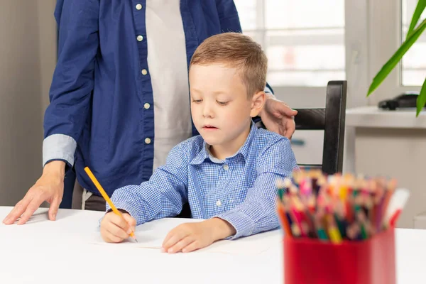 Söt Sjuårig Pojke Som Gör Läxor Hemma Med Mamma Ett — Stockfoto