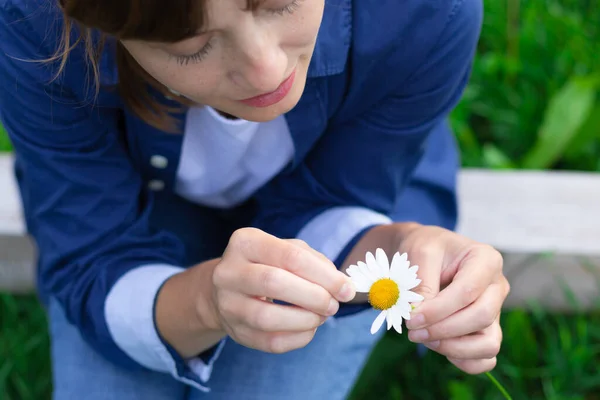 Hübsche Junge Frau Blauen Hemd Tippt Auf Einer Kamille Auf — Stockfoto