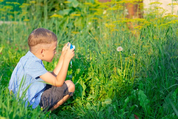 Mavi Gömlekli Hoş Bir Anaokulu Çocuğu Sıcak Bir Yaz Gününde — Stok fotoğraf