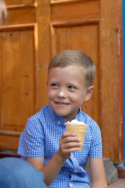 Tevreden Vrolijke Jongetje Een Blauw Shirt Eet Ijs Veranda Van — Stockfoto