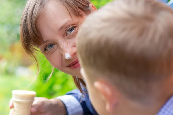 Kleuterjongen Met Mama Die Ijs Eet Veranda Van Een Huis — Stockfoto