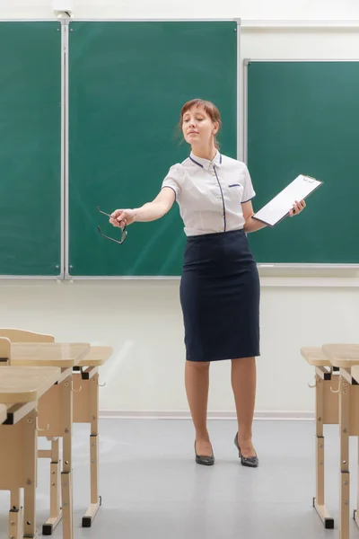 Professora Escola Jovem Mulher Bonita Uma Blusa Branca Óculos Com — Fotografia de Stock