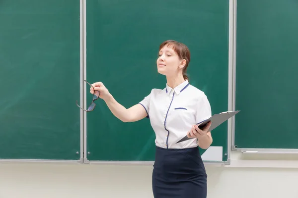 Guru Sekolah Wanita Muda Cantik Dalam Blus Putih Dengan Folder — Stok Foto