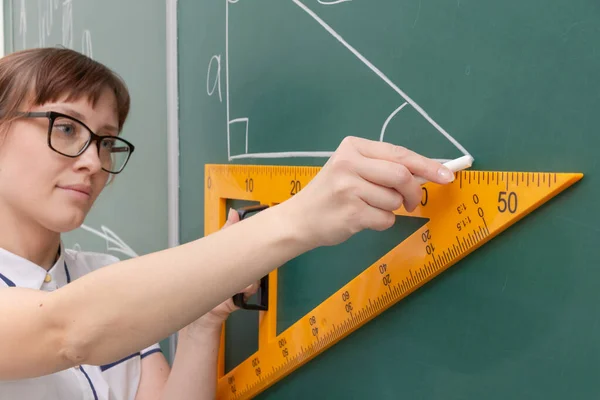 Maestra Escuela Mujer Joven Clase Pizarra Dibuja Triángulo Con Una —  Fotos de Stock
