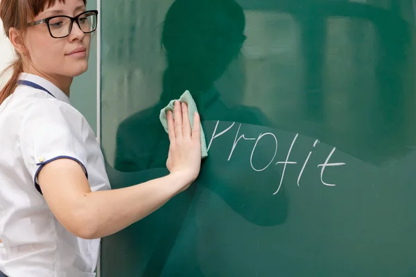 Seorang Pelatih Bisnis Wanita Muda Dalam Blus Putih Dan Kacamata — Stok Foto