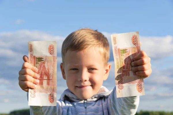 Niño Edad Preescolar Satisfecho Suéter Sostiene Rublos Papel Naturaleza Campo — Foto de Stock