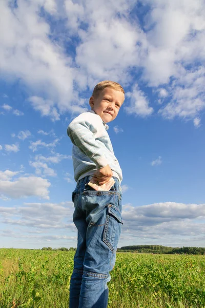 Niño Edad Preescolar Satisfecho Jeans Suéter Tiene Papel Moneda Naturaleza Fotos de stock libres de derechos