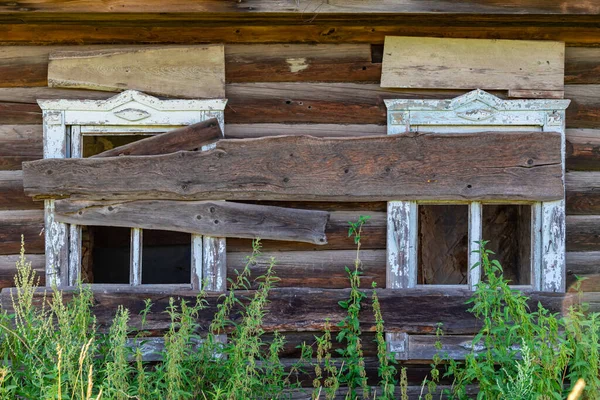 Velha Casa Abandonada Ruínas Rústicas Madeira Com Janelas Embutidas Dia — Fotografia de Stock