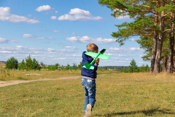 Seorang Anak Laki Laki Prasekolah Enam Tahun Mengenakan Jaket Biru — Stok Foto