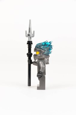 Yekaterinburg 'da. - Rusya. 04.08.2021. Beyaz arkaplanda lego ninjalarının mızrağıyla gri kimonolu oyuncak kahraman Nya. Yakın plan. seçici odak