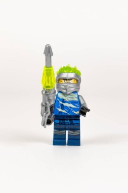 Yekaterinburg 'da. - Rusya. 04.08.2021. Mavi kimonolu oyuncak kahraman Jay beyaz bir arka planda Lego ninjolarından bir takım kuşarigama ile. Yakın plan. seçici odak