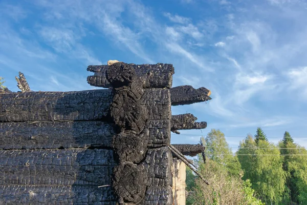 Casa Madeira Velha Queimada Aldeia Dia Verão Brilhante Contra Céu — Fotografia de Stock