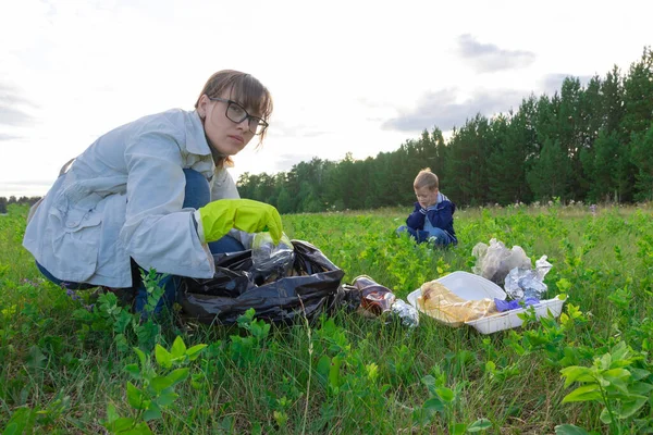 Ibu Sarung Tangan Karet Dengan Anaknya Alam Mengumpulkan Sampah Plastik — Stok Foto