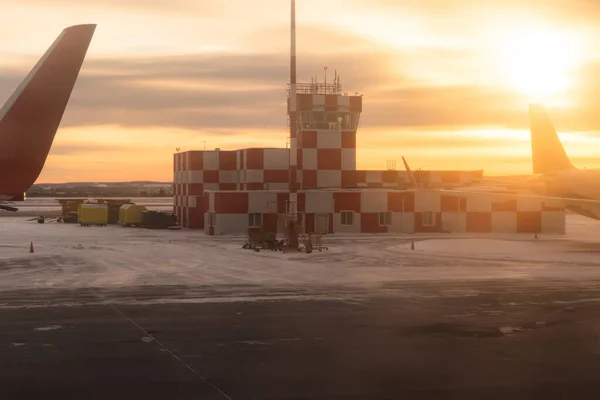 Здание Аэропорта Рассвете Взлетно Посадочной Полосе Мигающим Маяком Окрашенным Красно — стоковое фото