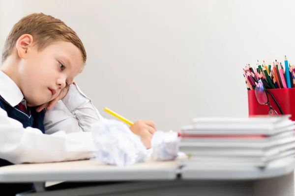 Söt Pojke Skoluniform Gör Läxor När Han Sitter Vid Ett — Stockfoto