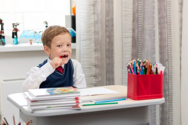 Söt Pojke Skoluniform Gör Läxor När Han Sitter Vid Ett — Stockfoto