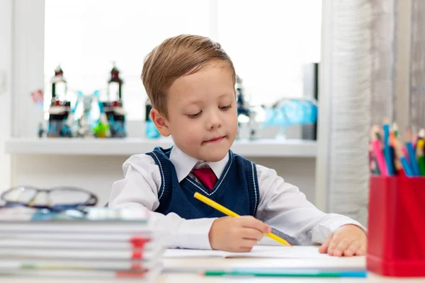 Söt Pojke Skoluniform Gör Läxor När Han Sitter Vid Ett — Stockfoto