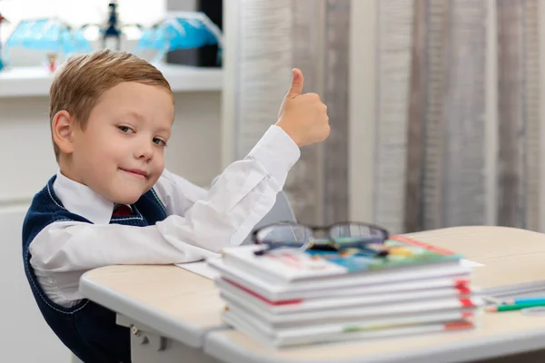 Rapaz Bonito Primeiro Graduador Uniforme Escolar Casa Durante Uma Pausa — Fotografia de Stock