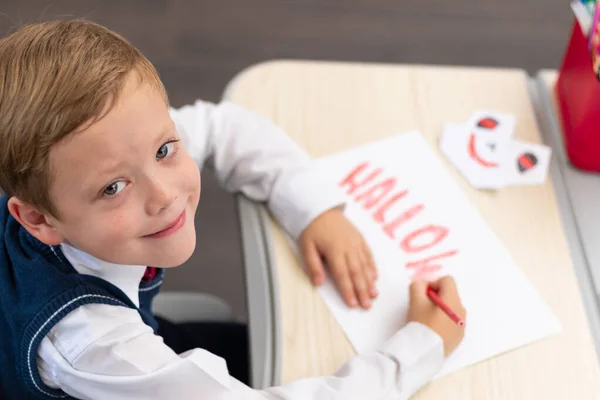 Ragazzo Prima Elementare Disegna Una Cartolina Festa Halloween Con Una — Foto Stock