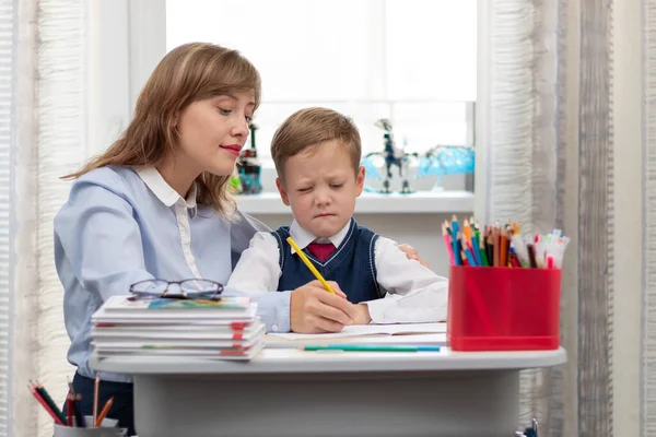 Vacker Ung Mor Med Sin Son Gör Läxor Vid Ett — Stockfoto