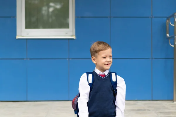 Menino Bonito Primeiro Ano Uniforme Escolar Com Uma Mochila Escolar — Fotografia de Stock