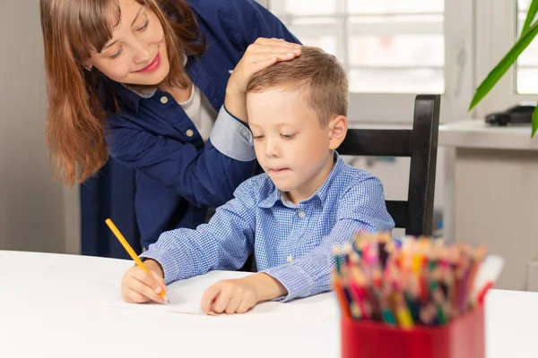 Netter Siebenjähriger Junge Der Während Einer Pandemie Mit Mama Hause — Stockfoto