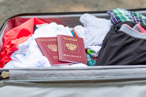 Uma Mala Aberta Com Coisas Dois Passaportes Fica Estrada Dia — Fotografia de Stock