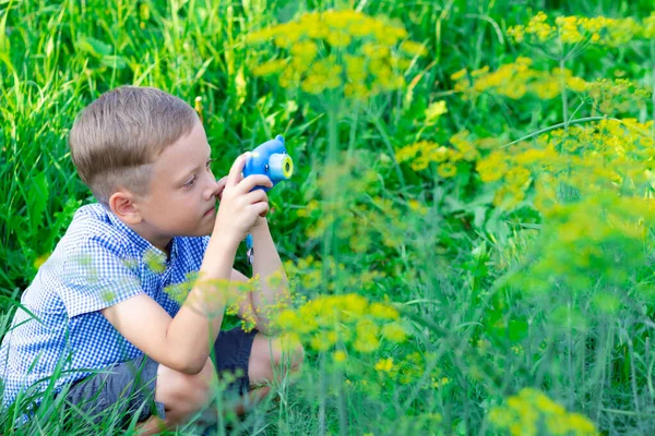 Mavi Gömlekli Hoş Bir Anaokulu Çocuğu Sıcak Bir Yaz Gününde — Stok fotoğraf