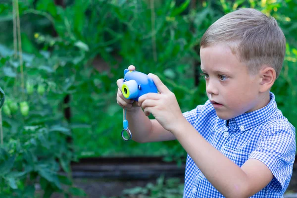 Een Leuke Kleuter Met Een Keurig Kapsel Een Blauw Shirt — Stockfoto