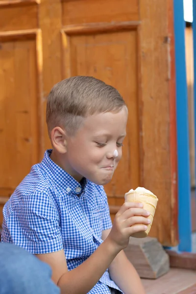 Tevreden Vrolijke Jongetje Een Blauw Shirt Eet Ijs Veranda Van — Stockfoto