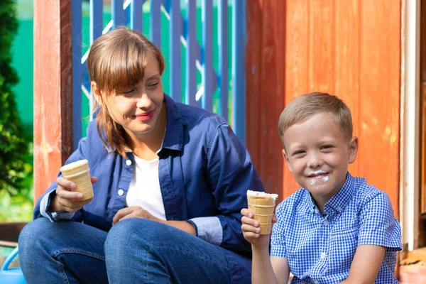 Kleuterjongen Met Mama Die Ijs Eet Veranda Van Een Huis — Stockfoto