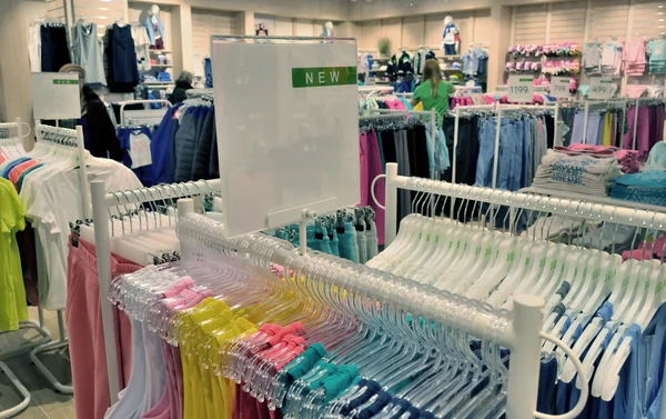 Venda de roupas femininas de verão em uma loja — Fotografia de Stock