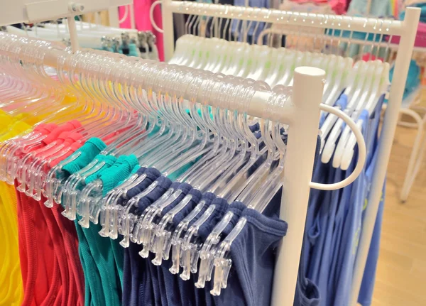 Venda da nova coleção de roupas femininas na loja — Fotografia de Stock