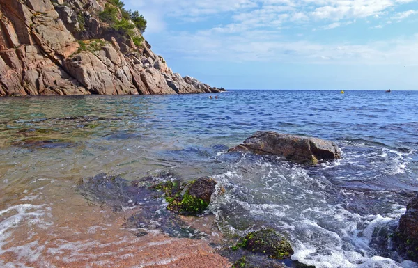 Fundo rochoso na costa do mar — Fotografia de Stock