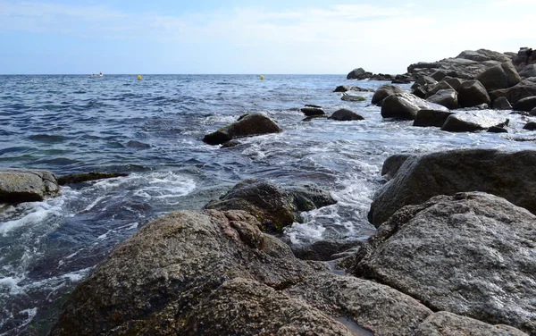 Fond rocheux au bord de la mer — Photo