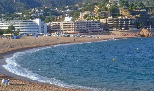 Praia urbana na cidade de Tossa de Mar, na Espanha — Fotografia de Stock