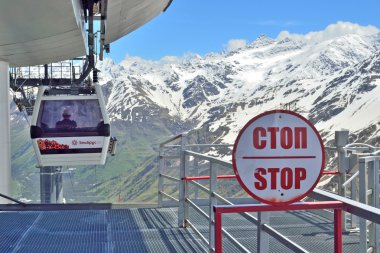 Teleferik teleferik Elbruz Dağı üzerinde