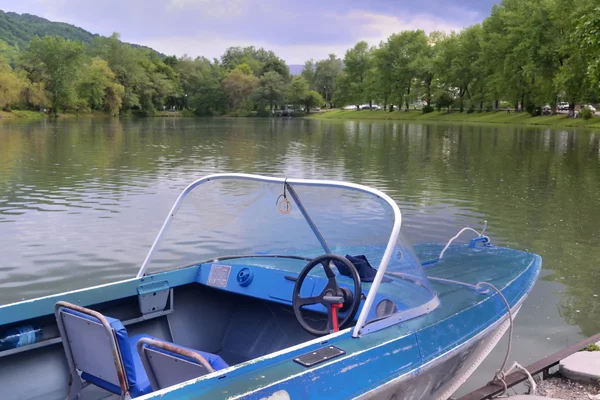 Barco a motor está en la orilla del lago —  Fotos de Stock