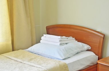 bir yatak ve yatak odasında başucundaki