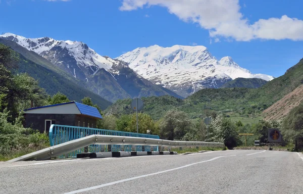 Camino en las montañas —  Fotos de Stock