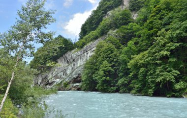 Nehirli dağ manzarası