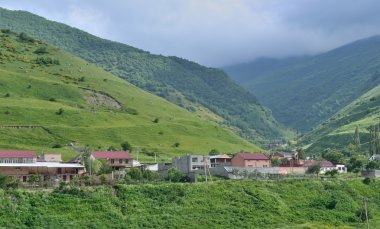 bir kapamalı dağlık manzara 