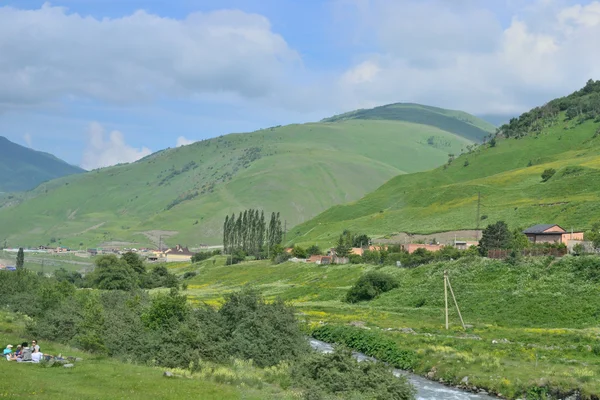 Paesaggio con un insediamento negli altopiani — Foto Stock