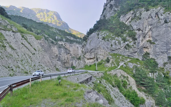 Strada sul passo di montagna — Foto Stock