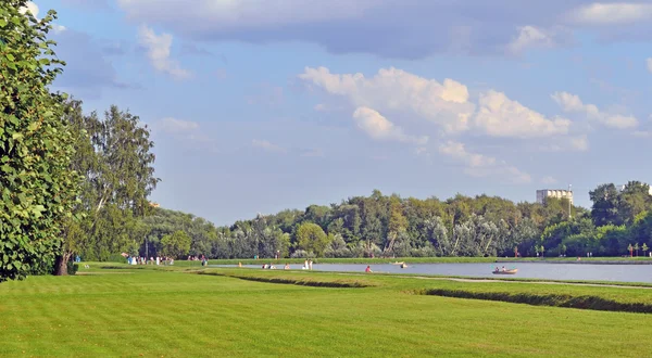 Parque de la ciudad con un gran estanque en el verano —  Fotos de Stock